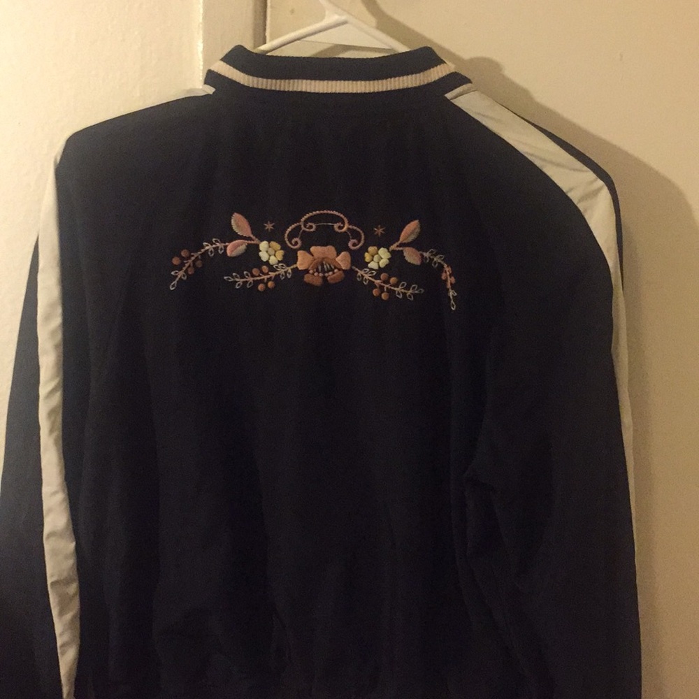 Silk Embroidered jacket - Picture 5 of 6